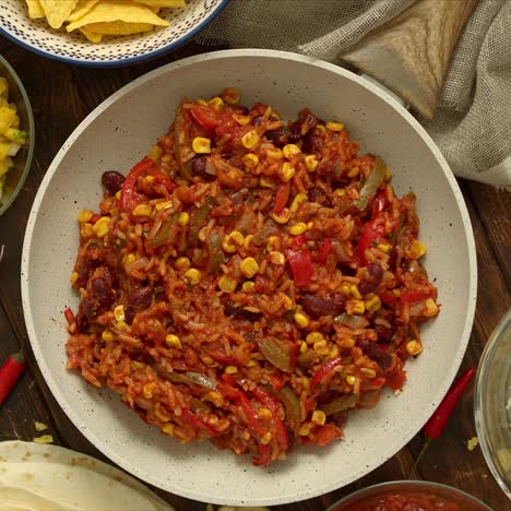 preparar burritos de verduras en una sartén blanca con varios ingredientes para la comida mexicana