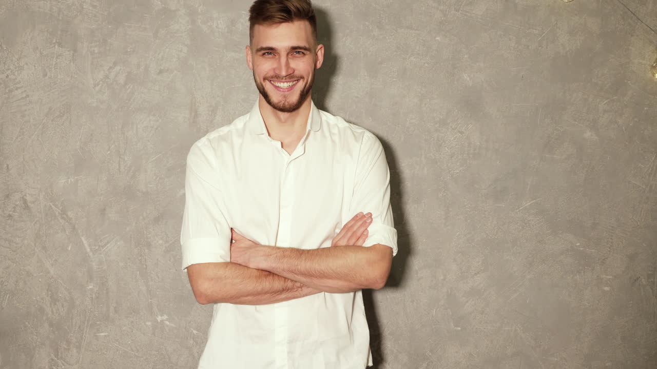 L'uomo sorridente in camicia bianca