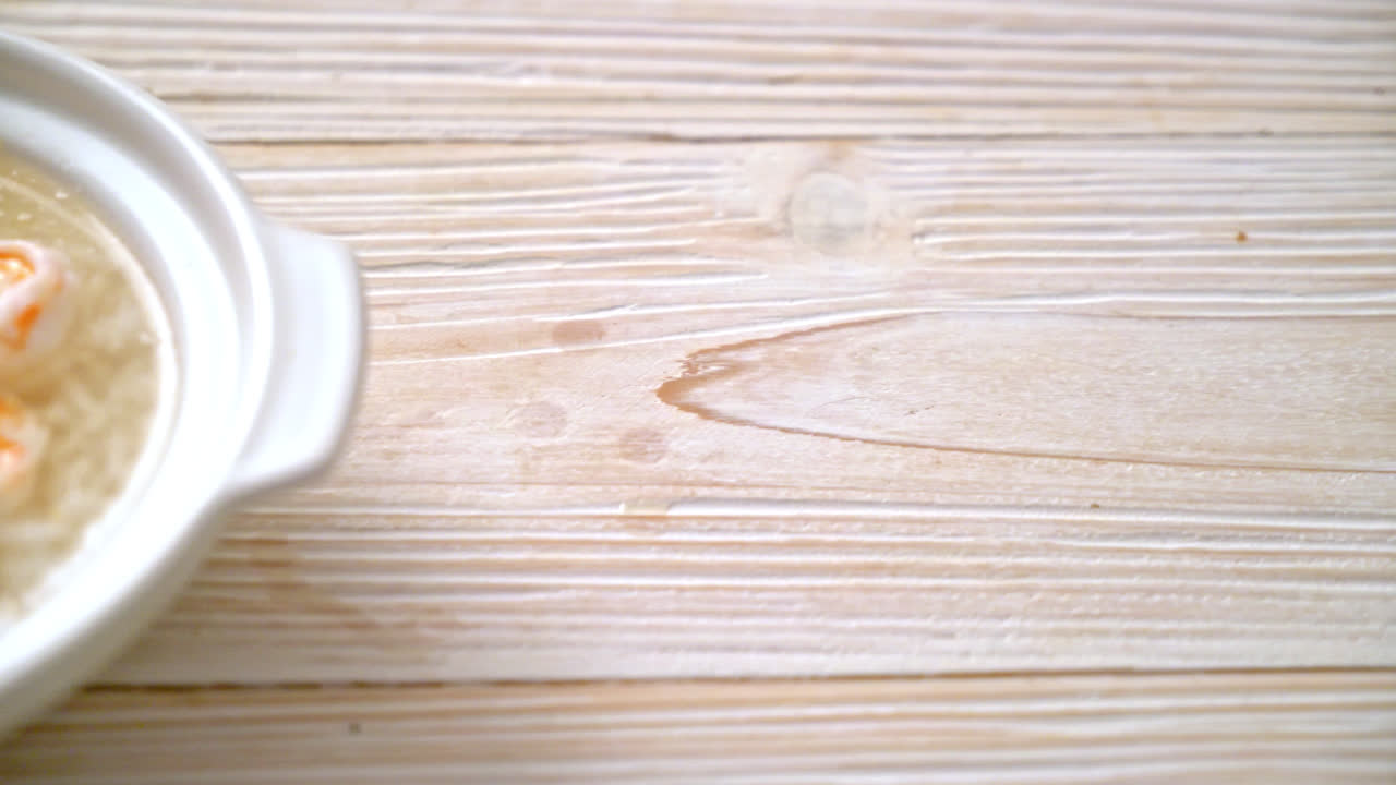 gachas o sopa de arroz hervida con tazón de camarones