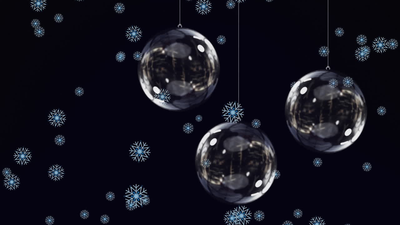animación de nieve cayendo sobre las bolas de navidad de vidrio sobre fondo negro