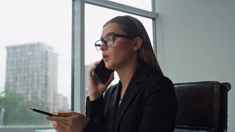 Frau-Führungskraft-Spricht-Smartphone-Im-Büro-Nahaufnahme.-Fokussierte-Managerberatung