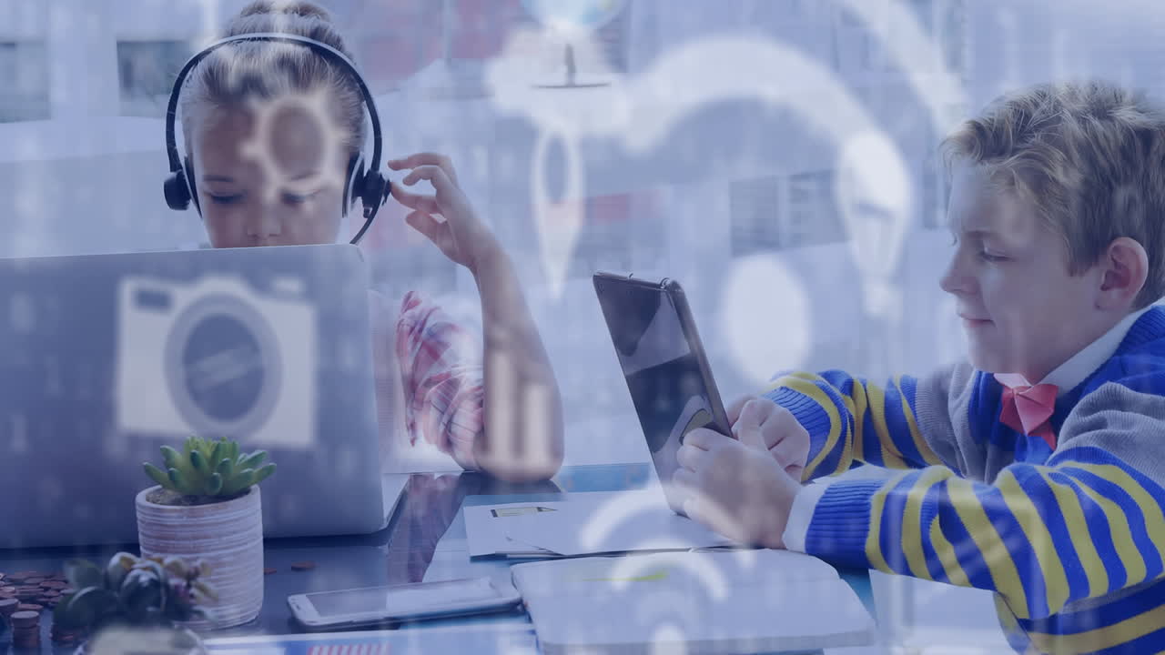 цифровые иконы, плавающие против девочки и мальчика с помощью ноутбука и цифрового планшета