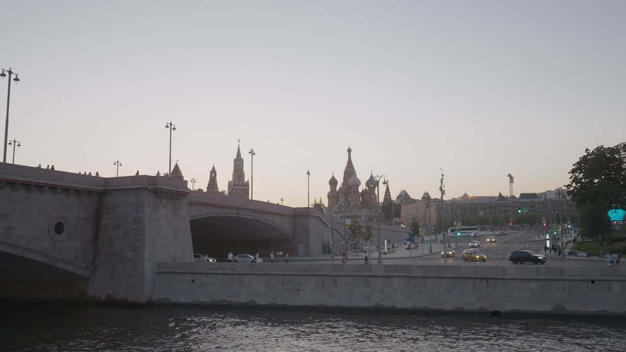 vista del atardecer del río moscú con el cuadrado rojo