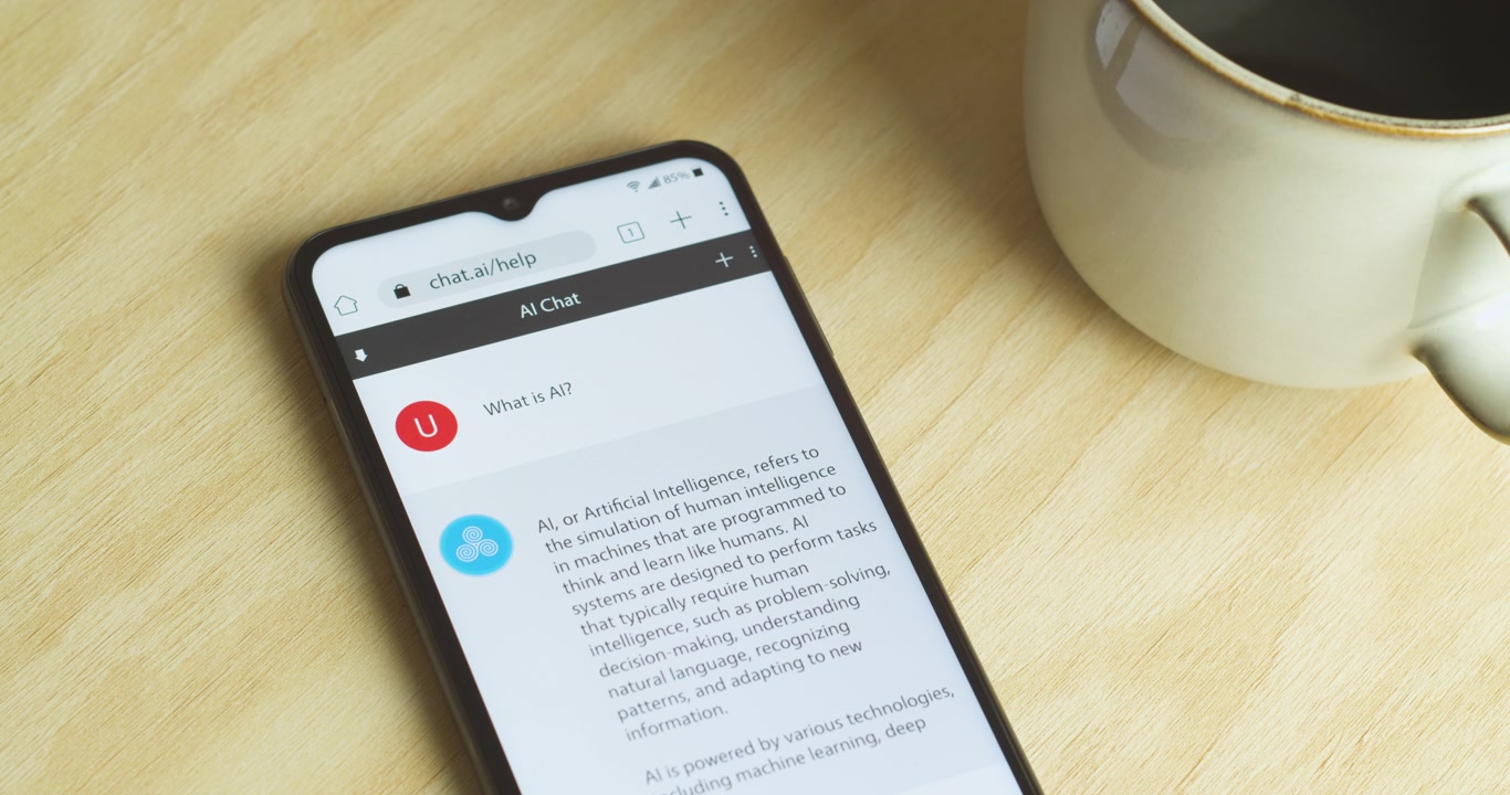Intelligenza Artificiale - App chatbot AI su smartphone - Interfaccia telefono e app royalty-free - Primo piano medio, caffè - "Cos'è l'AI?"