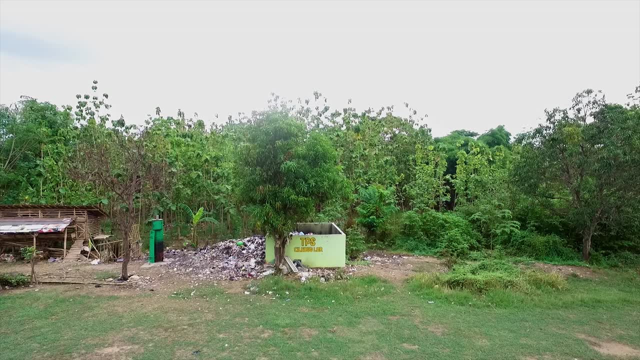 주거 지역이나 쓰레기 매립지에서 멀리 떨어진 비어있는 땅에서 폐기물을 태우기위한 전통적인 공중 굴 ⁇  연소기 매뉴얼 또는 굴 ⁇