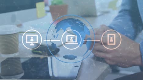 Netzwerk-Von-Verbindungen-Und-Sich-Drehender-Globus-Gegen-Den-Mittelteil-Eines-Mannes,-Der-Im-Büro-Sein-Smartphone-Nutzt