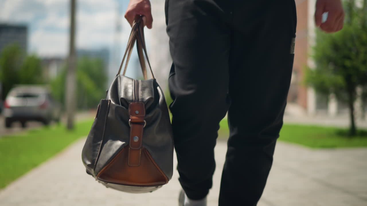 세련된 도시 산책, 패셔너블한 가죽 숄더백의 자신감을 보여주는 캐주얼한 도시 워킹, 도시 거리를 자신감 넘치게 활보하는 모습과 가죽 토트백으로 편안한 스타일을 담아낸 인물 사진