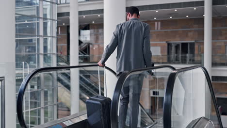 hombre de negocios, equipaje y escalera mecánica del aeropuerto