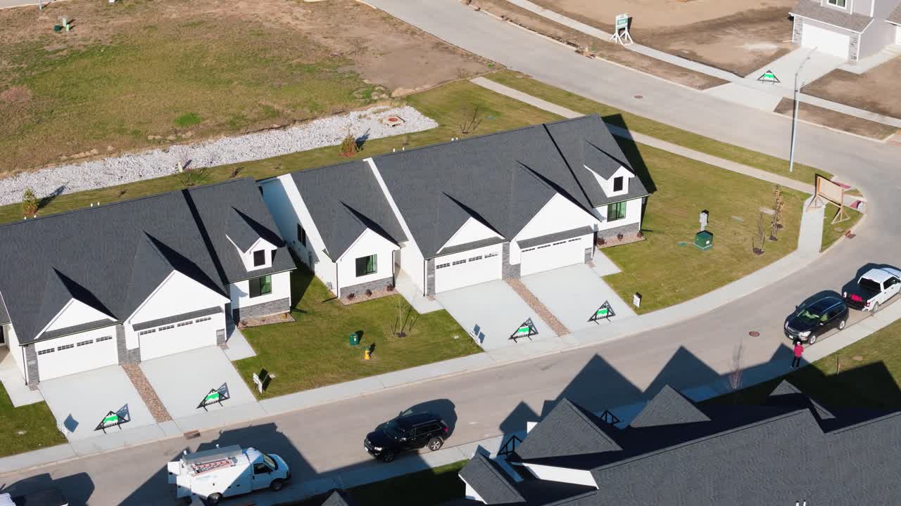 Dronekuvaa uudesta rivitaloalueesta Iowassa esikaupunkialueella.