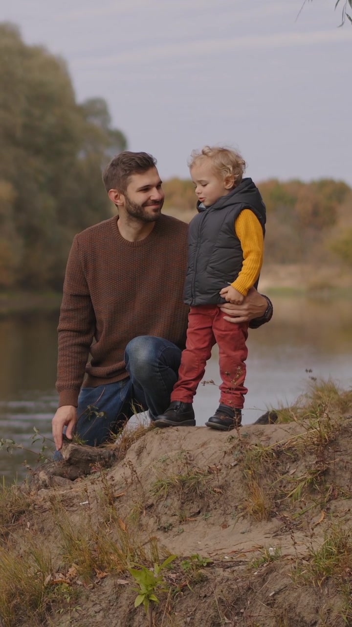 Padre e figlio piccolo che trascorrono del tempo insieme lungo il fiume