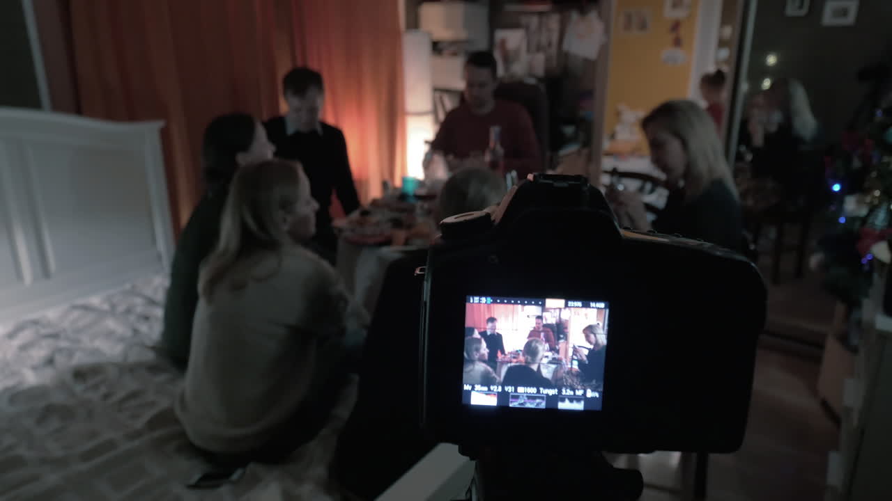 친구들이 집에서 파티를 하는 영상을 만드는 것