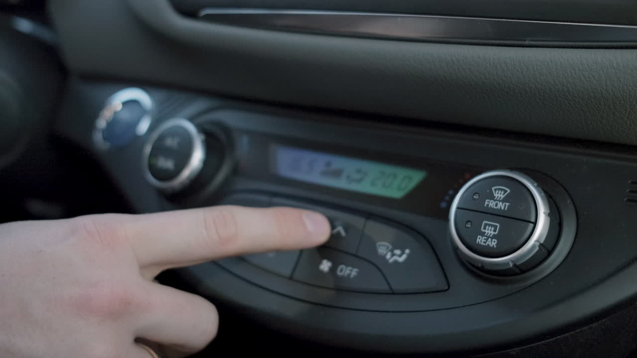 ajuste de los controles de clima del coche
