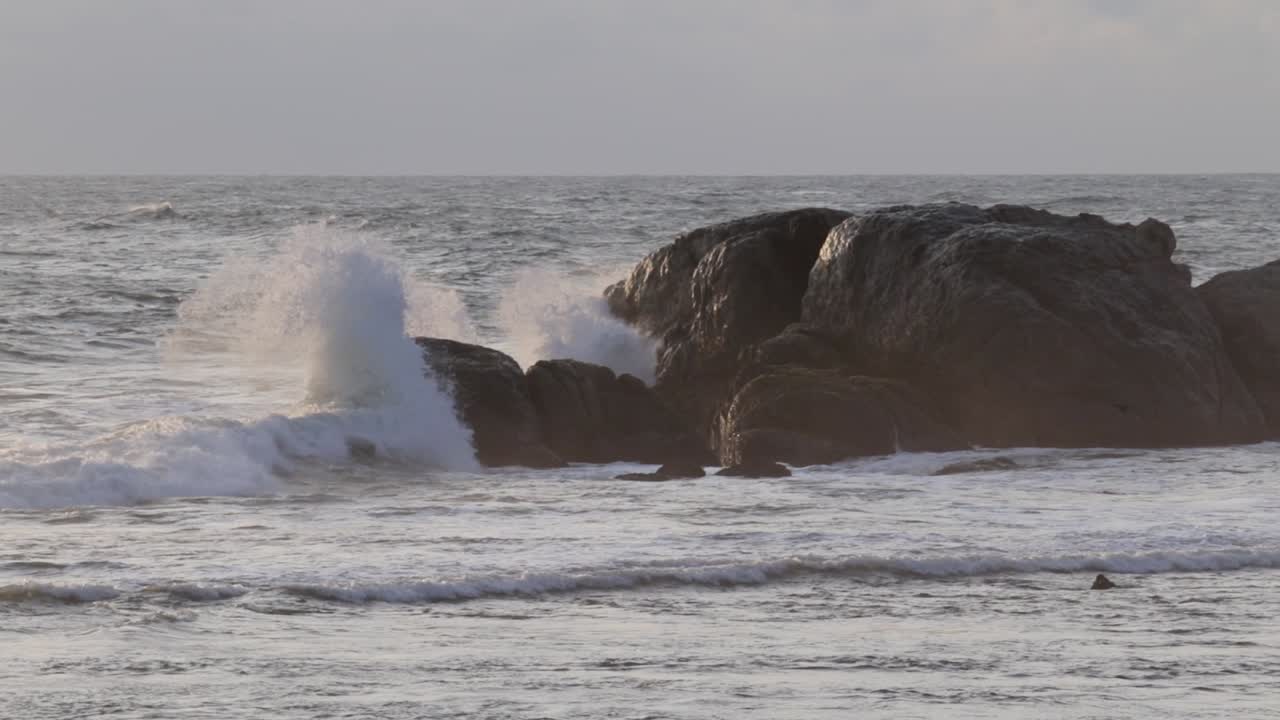 ola del océano chocando contra las rocas en la noche galle fort seashore cámara lenta b roll clip