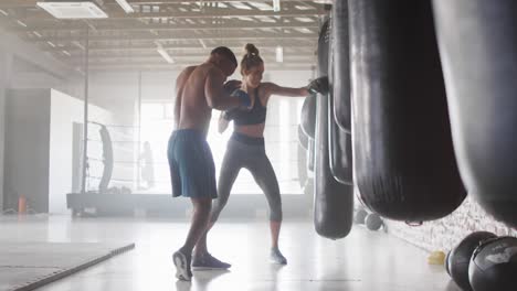 Video-Von-Fitten,-Vielfältigen-Frauen-Und-Männern,-Die-Im-Fitnessstudio-Boxen