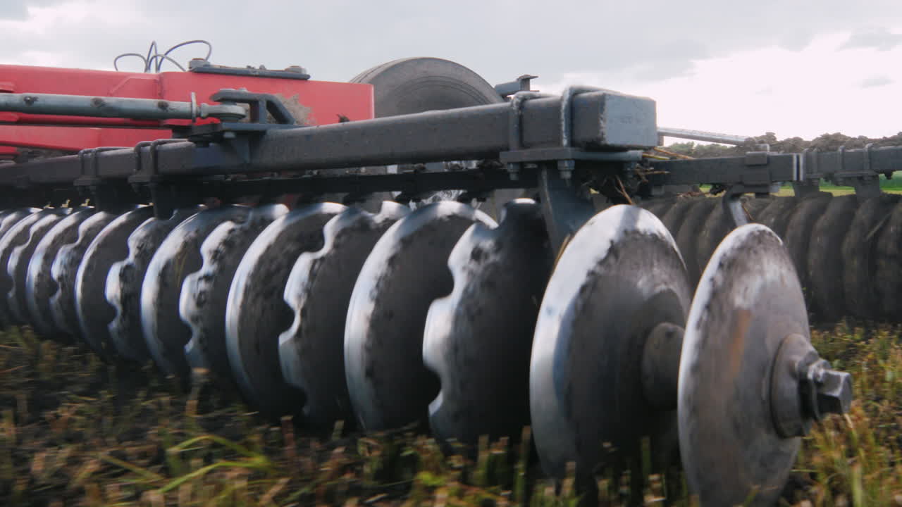 maquinaria agrícola para el cultivo de la tierra se mueve en el campo