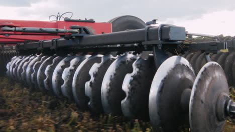 maquinaria agrícola para el cultivo de la tierra se mueve en el campo
