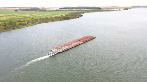 Lastkahn-Beladen-Mit-Sojabohnen,-Der-Die-Wasserstraße-Tietê-Paraná-Hinauffährt