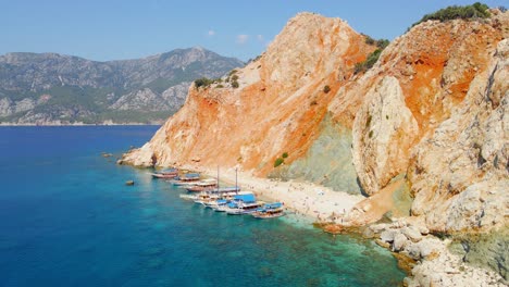 vista aérea en 4k de la isla de suluada en el mar de adrasan, antalya, turquía