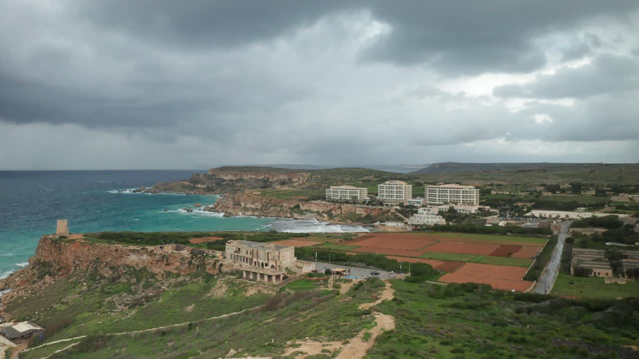 공중: 두꺼운 검은 폭풍우 구름이 수평선 위로 형성되는 ghajn tuffieha 만