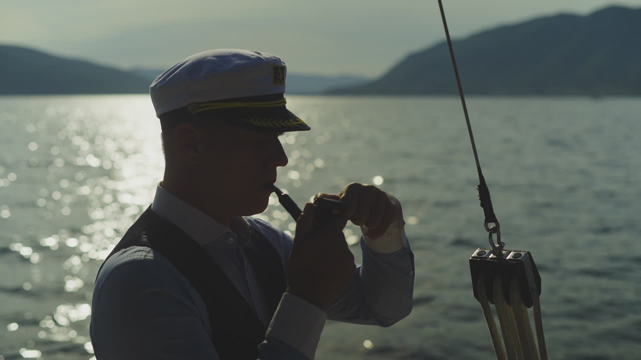 silueta de un capitán fumando una pipa en un barco