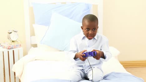Un-Niño-Afroamericano-Jugando-Videojuegos-En-Su-Habitación