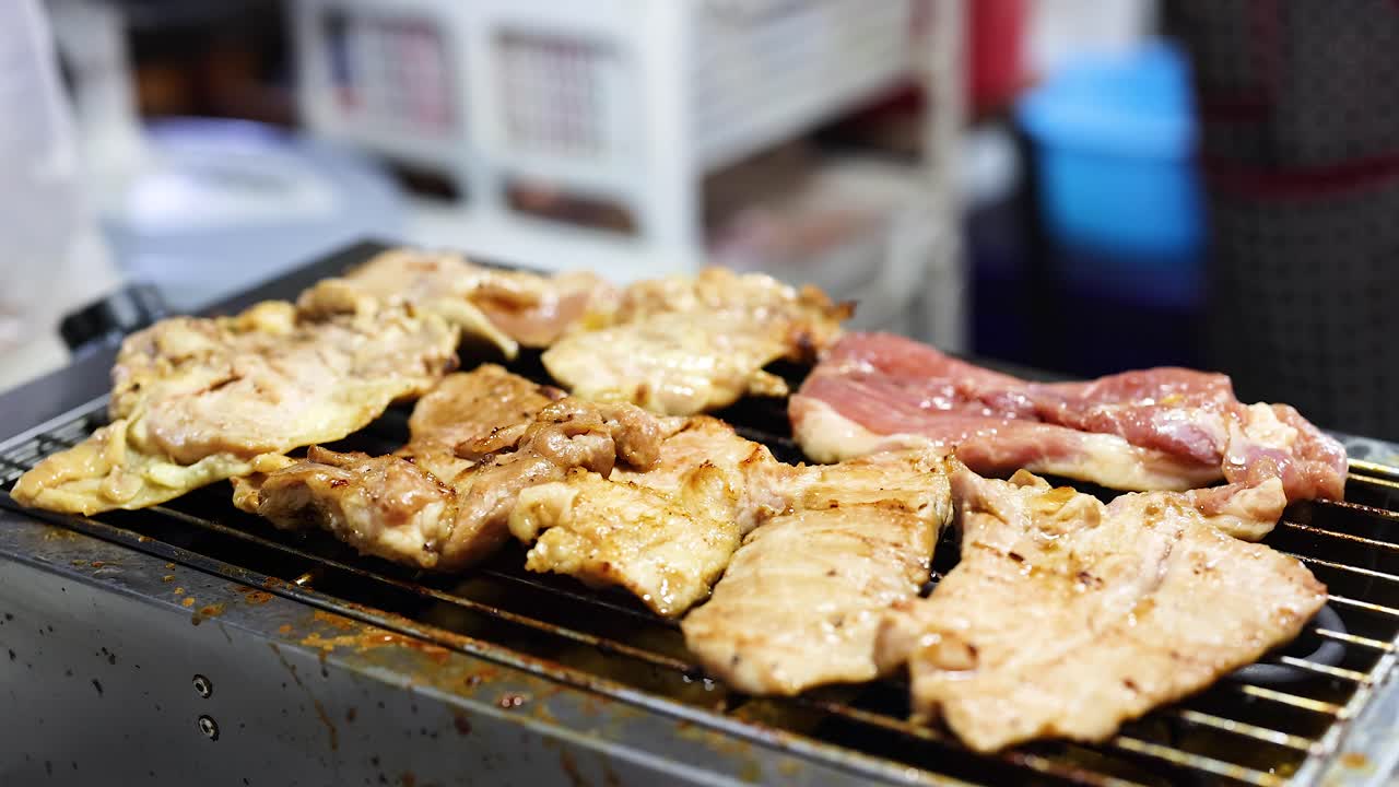 밤 시장에서 맛있는 그릴 돼지고기 요리