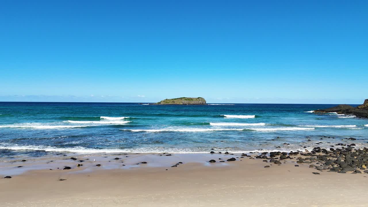 바다의 파도와 화산암 구조