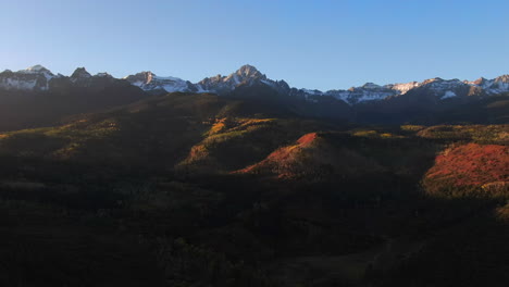 Sonnenuntergang-San-Juan-Ridgway-Bunt-Colorado-Mount-Sniffels-Wildnis-Million-Dollar-Highway-Dallas-Range-Luftaufnahme-Filmische-Drohne-Herbst-Herbstfarben-Ralph-Lauren-Ranch-14er-Dramatische-Landschaft-Schwenk-Nach-Rechts