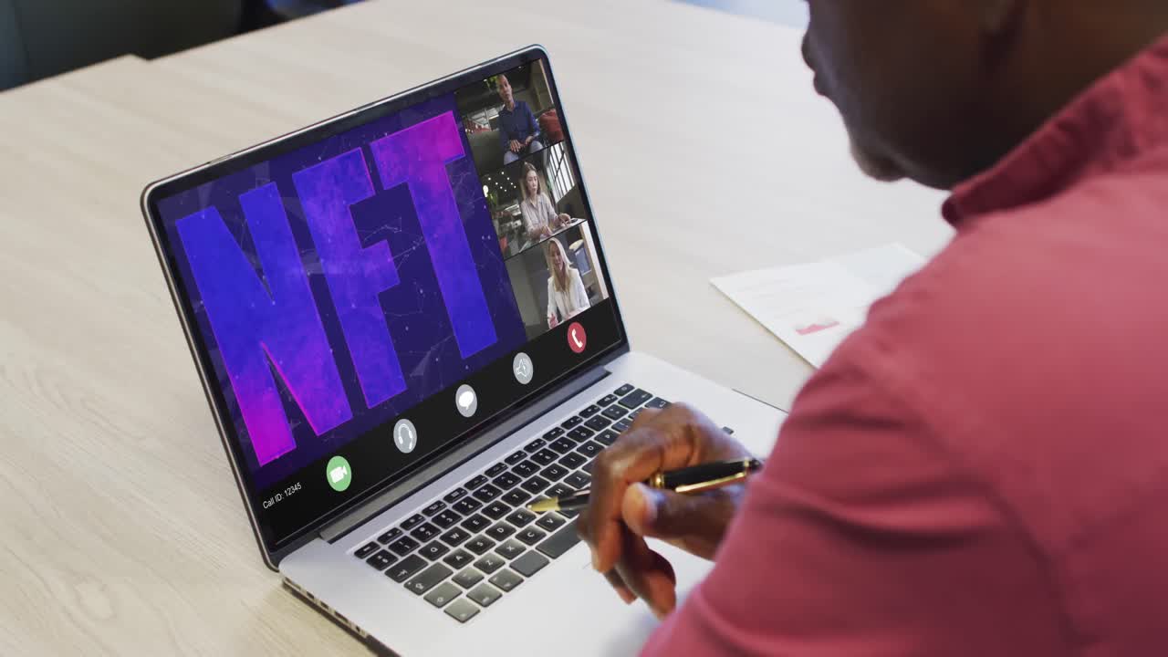 hombre de negocios afroamericano que usa una computadora portátil para videollamadas con diversos colegas de negocios