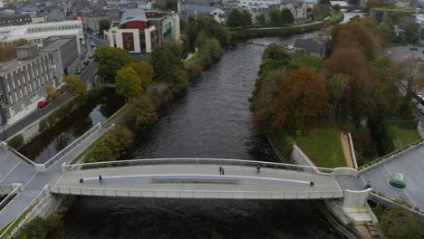 Vista-Aérea-Del-Nuevo-Puente-De-La-Presa-Del-Salmón-Que-Revela-El-Río-Corrib.