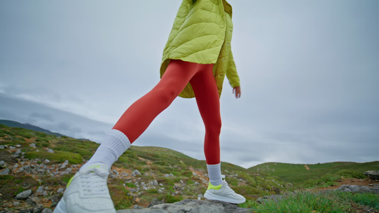 은 운동선수 여성이 그린 랜드스케이프에서 스트를 하며 인내심을 보여줍니다.