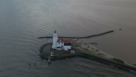 Am-Frühen-Morgen-Am-Beliebten-Holländischen-Leuchtturm-Paard-Van-Marken-Am-See,-Antenne