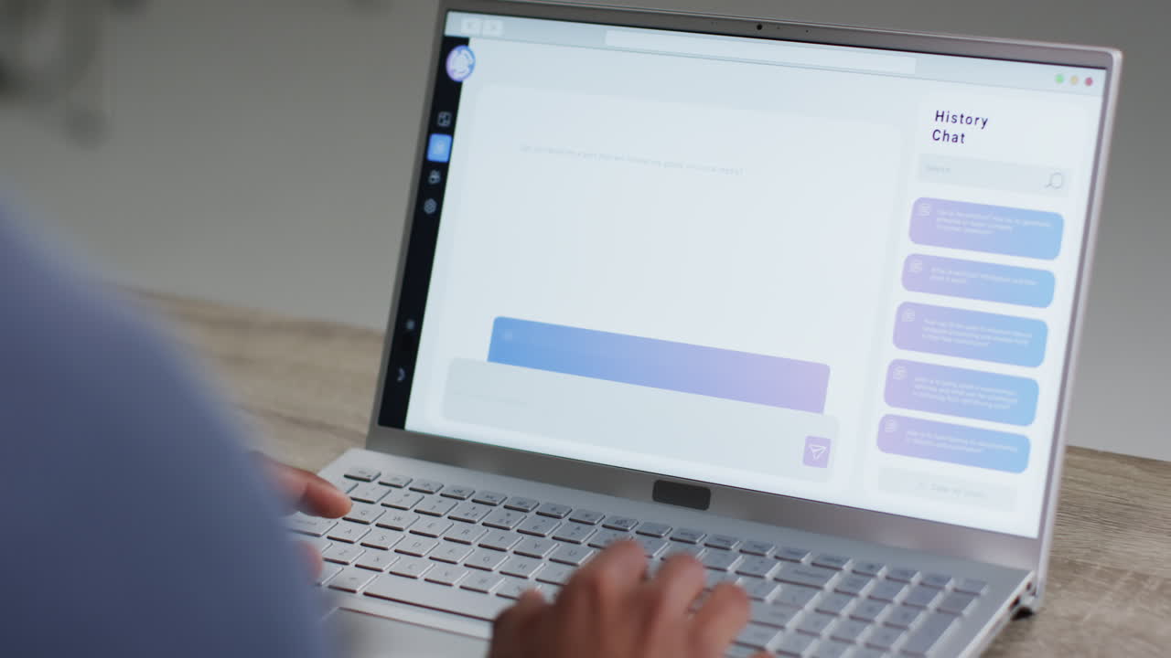 video de un hombre de negocios biracial usando una computadora portátil con chat con ai en la pantalla