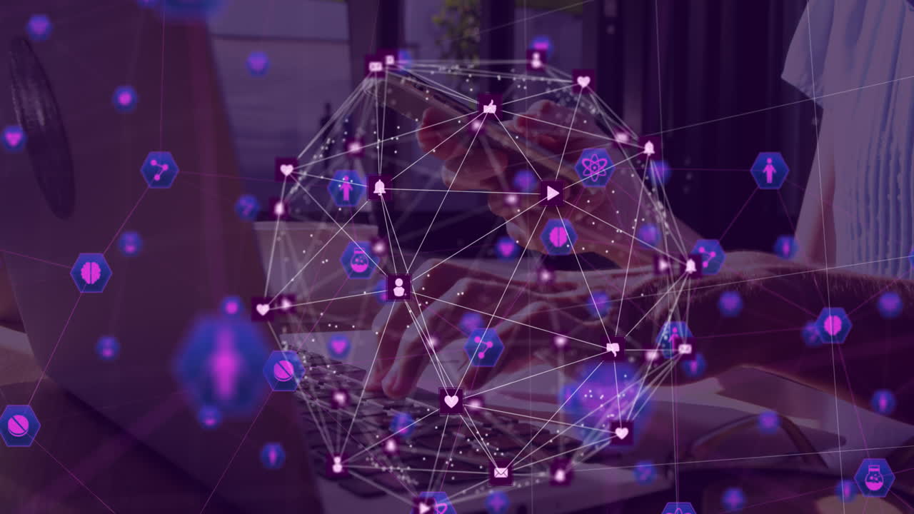 globo de iconos digitales contra mujeres que usan teléfonos inteligentes