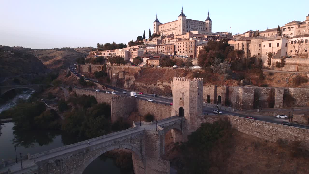 un dron hacia arriba de toledo y sus puentes al amanecer