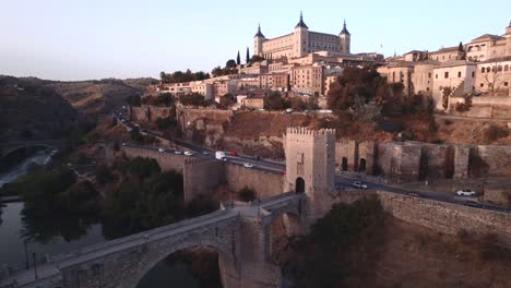 Eine-Nach-Oben-Gerichtete-Drohnenaufnahme-Von-Toledo-Und-Seinen-Brücken-Bei-Sonnenaufgang