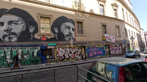 graffiti y murales en una calle de la ciudad