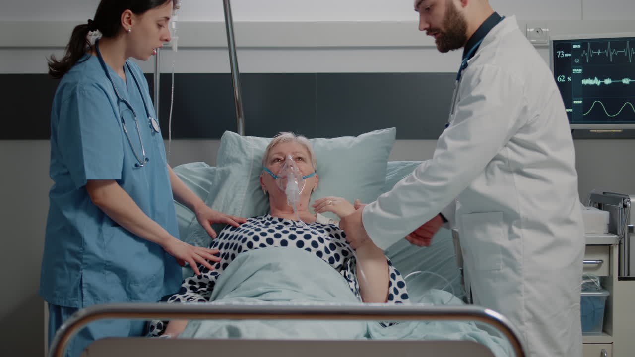 Medico e infermiera che assistono una donna malata con difficoltà respiratorie
