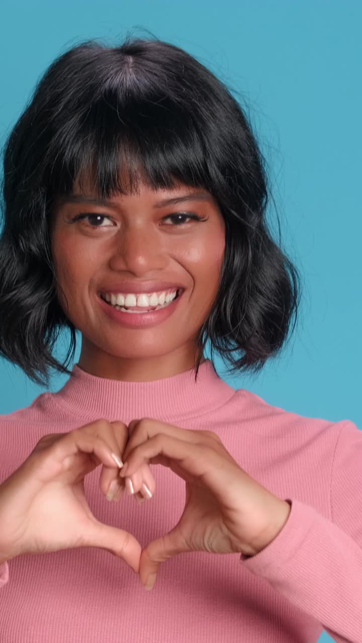 celebrando el amor y la conexión con alegría y creatividad en colores vibrantes