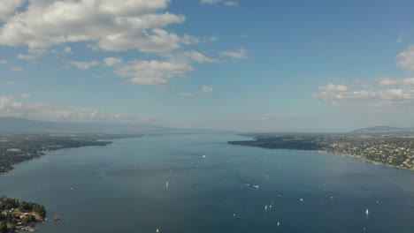 Toma-Aérea-Sobre-El-Lago-De-Ginebra-En-Un-Día-Soleado