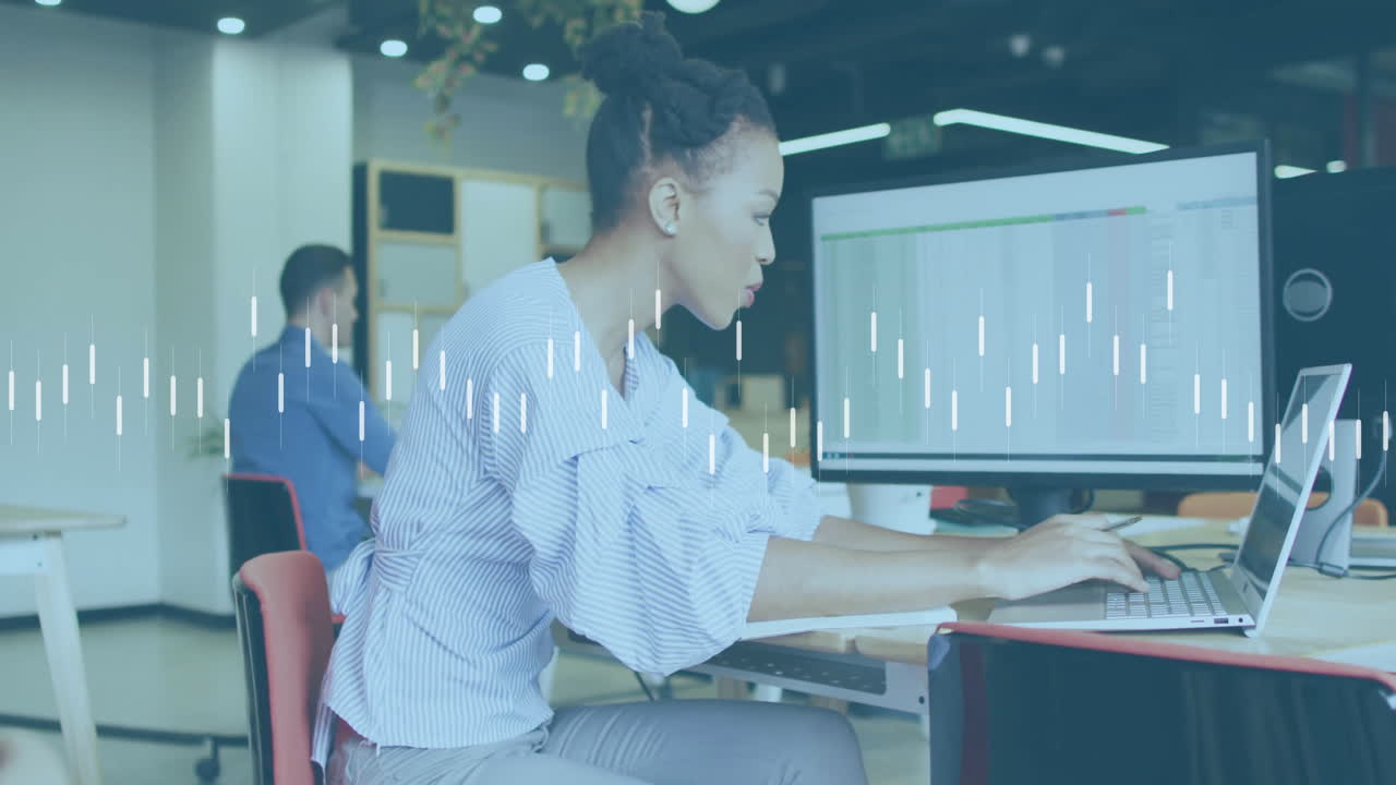 사무실에서 노트북을 사용하는 아프리카계 미국인 사업가에 대한 금융 데이터 처리의 애니메이션