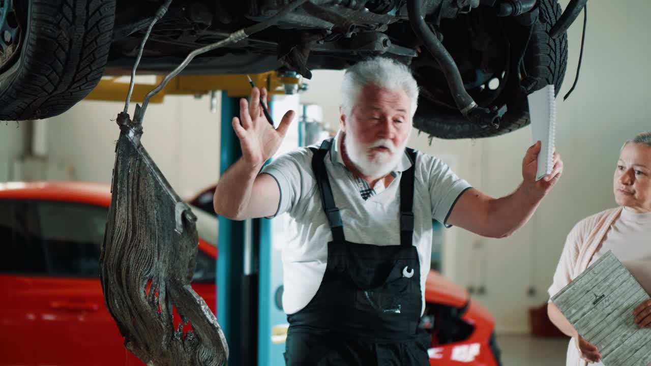 un mecánico y un agente de seguros inspeccionan el coche accidentado