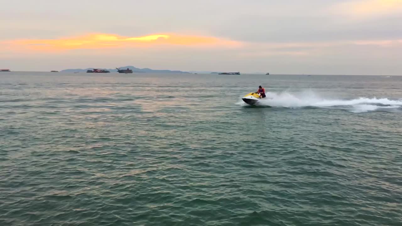 태국 파타야 해변에서 제트스키를 타는 정체불명의 남자