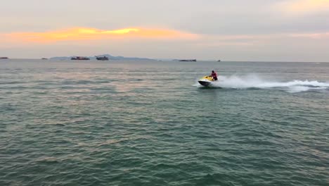 Un-Hombre-No-Identificado-Montando-Moto-Acuática-En-La-Playa-De-Pattaya-En-Tailandia