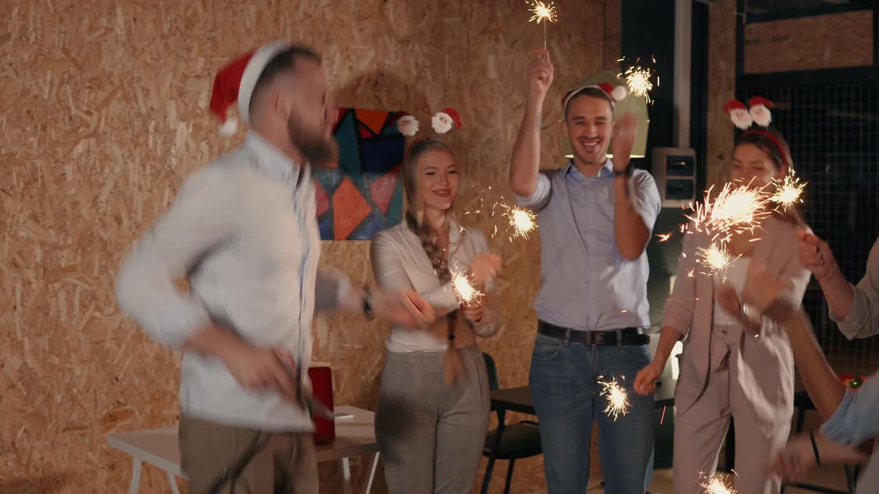 스파클러와 함께 사무실 크리스마스 파티