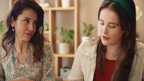 madre e hija discutiendo