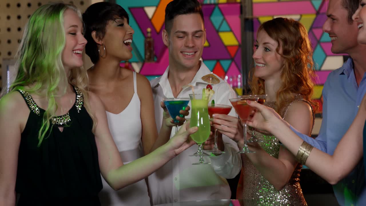 ⁇ 테일을  ⁇ 는 친구들의 그룹