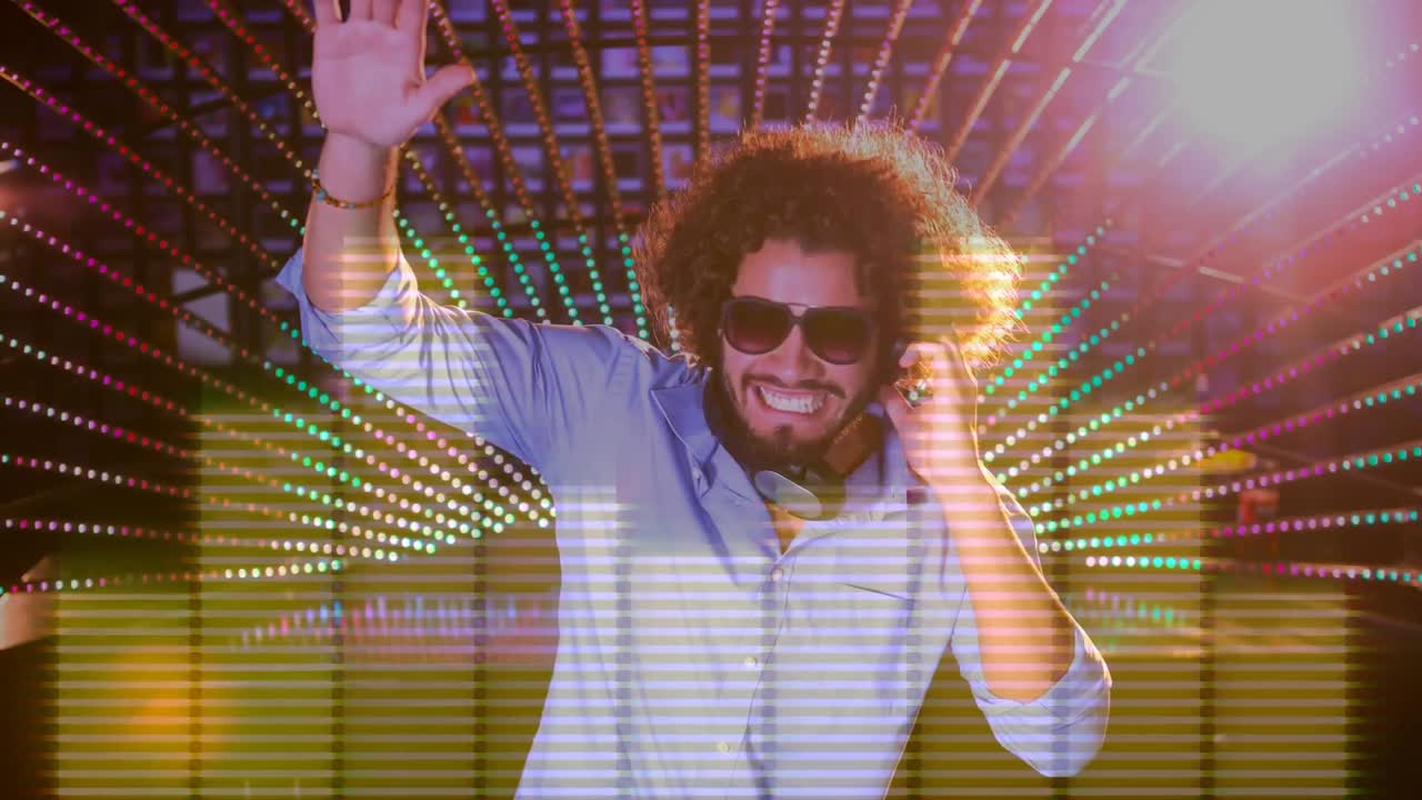 animación digital de un hombre tocando un mezclador de sonido en un club nocturno 4k