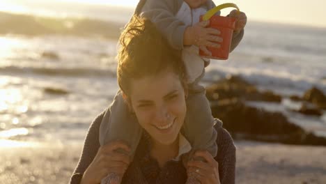 Mutter-Spielt-Mit-Ihrem-Kleinen-Jungen-Am-Strand-4k