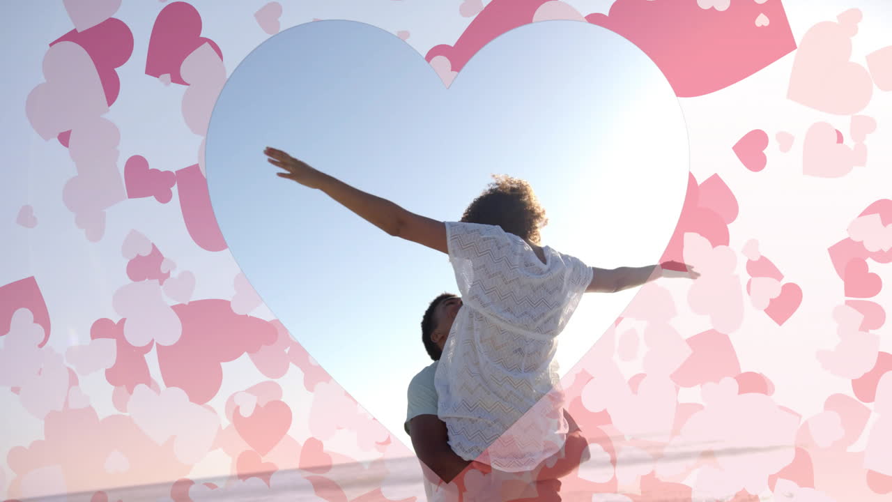 여름에 해변에서 여성을 들고 있는 두 인종의 남자를 가로질러 움직이는 마음의 애니메이션